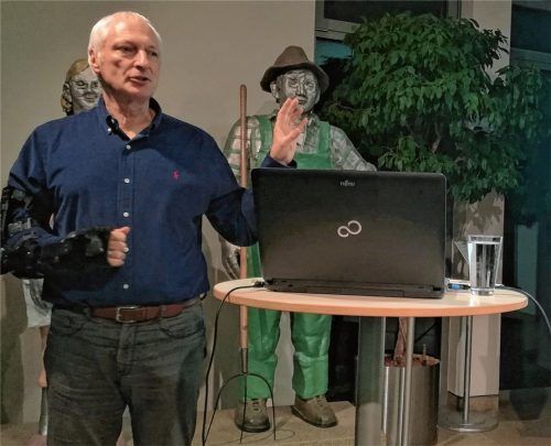 Thomas Schwarz möchte wieder mehr Artenvielfalt auf Wiesen und an Ackersäumen sehen. Die Gemeinde Stephanskirchen fördert dieses Ansinnen mit 20000 Euro.Foto Sperber