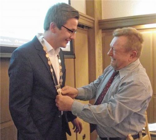 Thomas Schwitteck (rechts) legt dem neuen Bürgermeister Christoph Schneider die Amtskette um.Foto Riedl