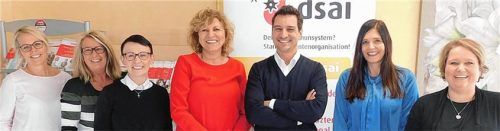 Thorsten Havener stellt sich zusammen mit der „dsai“-Bundesvorsitzenden Gabi Gründl (links daneben) und dem gesamten Team der Geschäftsstelle zum Erinnerungsfoto an dem Tag der Übernahme der Schirmherrschaft auf.Foto Unterforsthuber