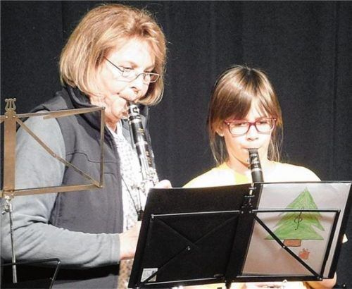 Tolles Duo: Oma Anni spielt mit ihrer Enkelin Emma auf der Klarinette. Foto unterforsthuber