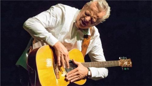 Tommy Emmanuel beeindruckte auch mit seiner Percussion-Technik auf der Gitarre.Foto  BergeR