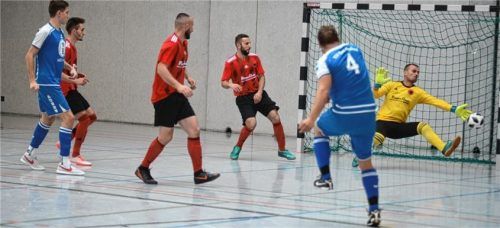Tor für den Turniersieger TSV Bad Endorf (blaue Trikots) gegen Iliria Rosenheim. Foto  Ruprecht