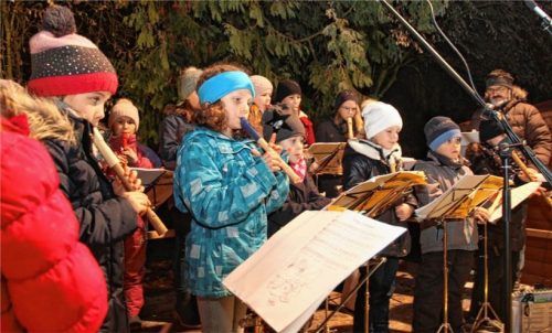 Traditionell eröffnet die Flötengruppe von St. Veit musikalisch den Weihnachtsgarten.