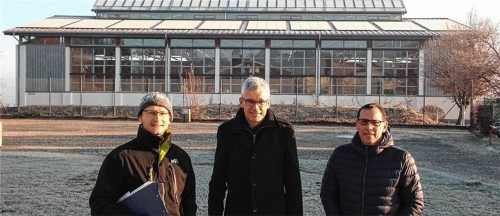 Trafen sich vor der sanierten Sporthalle: (von links) Klimaschutzmanager David Schmidtner, Bürgermeister Philipp Bernhofer und Bernhard Loferer vom Dachdecker-Meisterbetrieb Loferer GmbH. Foto Re