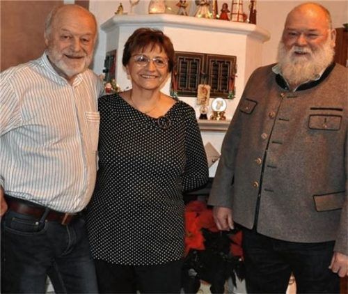Traudl und Werner Duy feierten goldene Hochzeit. Rathauschef Hans Schaberl (rechts) gratulierte und ließ sich ihre Kennenlerngeschichte erzählen. Foto Merk