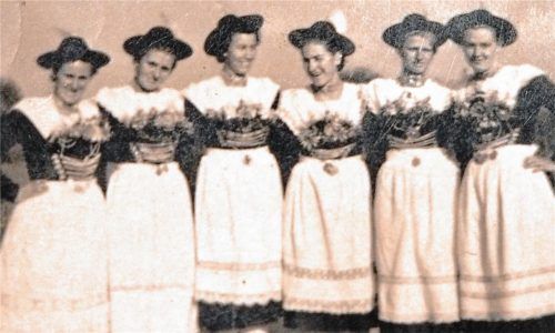 Treffpunkt Plattlerprobe: Anna Wieser (Zweite von links) und fünf weitere Dirndl treffen sich, zusammen mit den Burschen, wenige Jahre nach Ende des Zweiten Weltkriegs einmal pro Woche beim Huberwirt.Fotos Aerzbäck