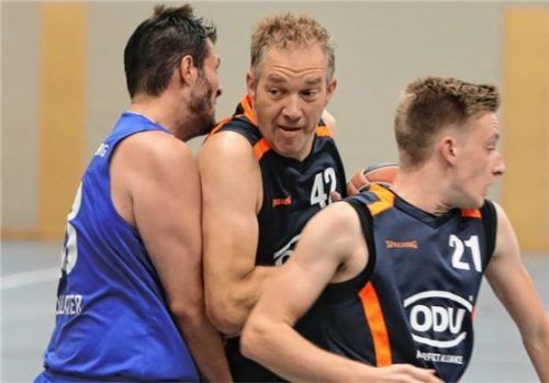 Trotz einer kompakten Mannschaftsleistung (im Bild Thomas Achmann, Mitte, und Adrian Weggartner, rechts) reichte es für die Jets in Mitterfelden zu keinem Punkt. Foto  Schillmaier