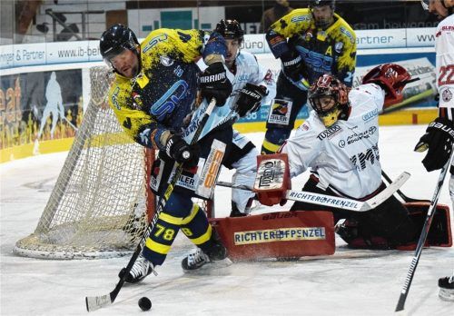 Trubel vor dem Tor des EHC Königsbrunn. Doch am Ende jubelten die Königsbrunner. Zurecht wurde Jennifer Harß, die Torfrau aufseiten der Königsbrunner Mannschaft, zur Spielerin des Spiels gewählt.Foto Del Grosso