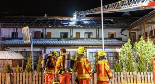 Über 100 Einsatzkräfte der Feuerwehren Ruhpolding, Eisenärzt, Siegsdorf und Inzell waren am Samstagabend in Ruhpolding vor Ort.Foto Lamminger