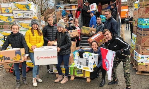 Über 300 junge Helfer, darunter viele Firmlinge und Mitglieder der Landjugend, halfen im Zentrallager in Kienberg mit, die gespendeten Güter zu verladen.Foto re
