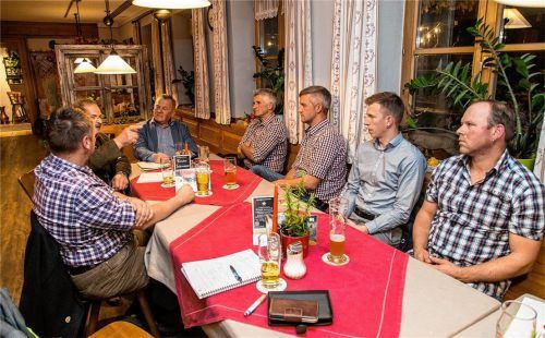 Über aktuell drückende Themen in der Landwirtschaft diskutierten der Stimmkreisabgeordnete Klaus Steiner (Dritter von links) und BBV-Kreisobmann Sebastian Siglreithmayer (Zweiter von links) mit Ortsobmännern aus dem südlichen Bereich in Übersee.Foto  Effner