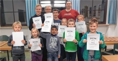 Über das Springerdiplom freuen sich die jungen Schachspieler und die Jugendbetreuer Karl Kriehuber (hinten, Zweiter von links) und Tobias Straßhofer (hinten rechts).Foto re