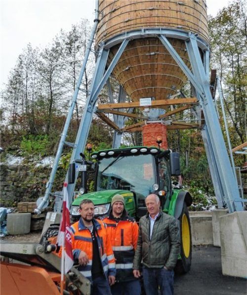 Über die neuen Geräte für den Winterdienst freuen sich (von links) Bauhofchef Hans Huber, Mitarbeiter Stefan Tauber und Bürgermeister Josef Mayer.Foto thümmler