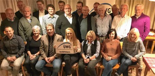 ÜWG-Bürgermeisterkandidat Rudi Gebhart (Dritter von links) mit seinem Team, das bei der Kommunalwahl für den Aiblinger Stadtrat antritt. Foto  re