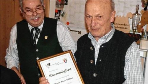 Unter Applaus überreichte Männerchor-Vorsitzender Gustl Lex (links) dem neuen Ehrenmitglied Alois Wührer die Ehrenurkunde. Wührer war sichtlich überrascht und gerührt. Foto Müller