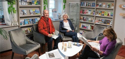 Urlaubsgäste erfreuen sich an der gemütlichen Atmosphäre im Tourismusbüro Prien. Foto Prien Marketing GmbH