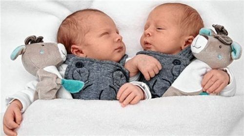 Valentin und Andreas, geboren am 29. November, 3120/ 2960 Gramm, 48/51 Zentimeter, Eltern: Katharina und Florian Weber aus Stephanskirchen. Fotos Babysmile24.de