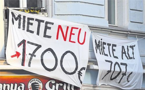 Vermieter können bei Mieterhöhungen mit den Preisen argumentieren, die in der Nähe üblich sind. Zum Glück für die Mieter gibt es aber Grenzen.Foto dpa/Hirschberger