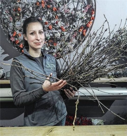 Veronika Kuhn, Besitzerin des Blumenladens „Blumen-Handwerk Prien“ findet: Barbara-Zweige verschönern jedes Zuhause. Foto Forster