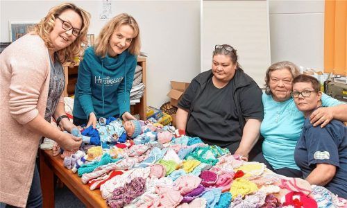 Viel Arbeit, damit auch die Kleinsten bekleidet werden können: Birgit Bönisch, Andrea Brunnhuber, Andrea Lackner, Erika Zgoll und Angela Morin (von links) haben für Sternenkinder und ihre Eltern gehäkelt und gestrickt.Foto  Kretzko