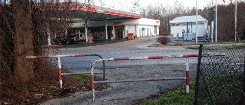 Viele Fußgänger aus Waldkraiburg-Süd nutzen den Fußweg am Linckeweg, um zu den Märkten an der Bahnhofstraße zu kommen. Doch der Übergang an der Kraiburger Straße ist nicht ganz einfach. Foto  Schmid-Neuhaus