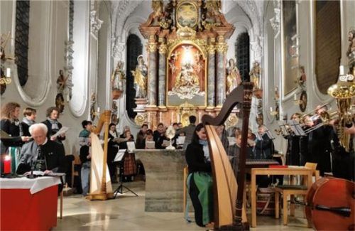 Viele Musiker und Sänger hatten sich in der Kirche Heilig Blut versammelt, um die Besucher auf Weihnachten einzustimmen. Foto re