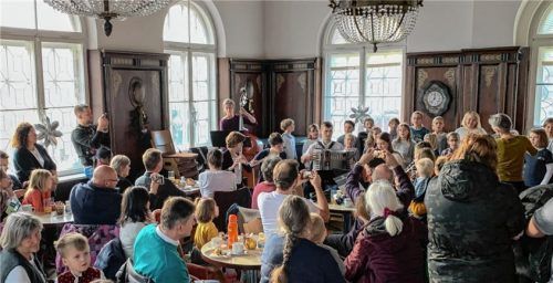 Vielstimmig feierte die Musikschule in ihrem Saal den Advent.Foto re