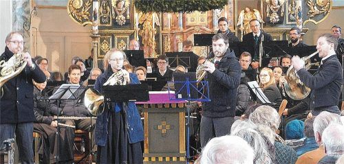 Vier Hörner ertönten im Altarraum der Kirche – vier Hörner antworteten beim „Echo“ am Portal.Foto unterforsthuber