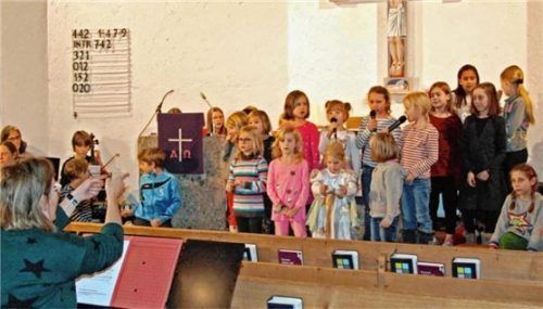 Vikarin Lisa Bühler und die Mädchen und Buben üben den „Stern von Bethlehem“.Foto Schlierbach