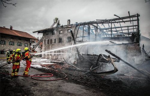 Vom historischen Gebäude im Herzen der Gemeinde Marquartstein blieb am Ende nur ein Gerippe. Foto Lamminger