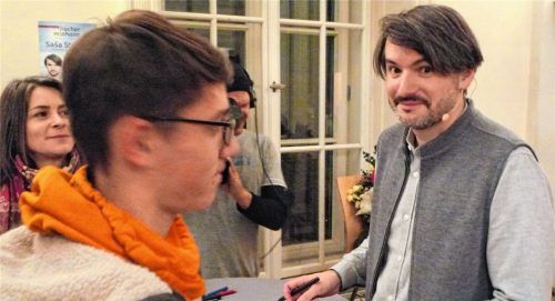 Von den Geschichten und von Autogrammen bekam das – auch junge – Publikum nicht genug: Saša Stanišic, Träger des deutschen Buchpreises, las im Rosenheimer Ballhaus aus seinem Buch „Herkunft“.Foto  Füchtner