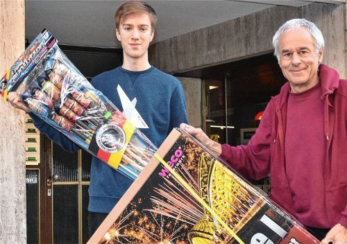Von klein bis riesig: Toni Daurer und sein Enkel Julian zeigen, in welchen Größen es Feuerwerk bei „Waffen Daurer“ in Rosenheim zu kaufen gibt. Die großen Packungen seien vor allem bei Gastronomen sehr beliebt, sagt Toni Daurer.
