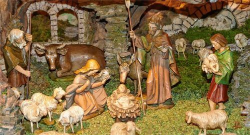 Von magischer Anziehungskraft: das Jesuskind in der Krippe.Fotos hoffmann