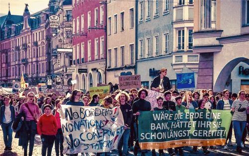 Vor allem junge Menschen, aber auch Lehrer, Eltern, Arbeitgeber und Arbeitnehmer – alle zusammen gingen im letzten Jahr weltweit auf die Straßen, um Politiker zum Handeln für mehr Klimaschutz zu bewegen. Auch in Rosenheim fanden Demonstrationen statt.Foto re