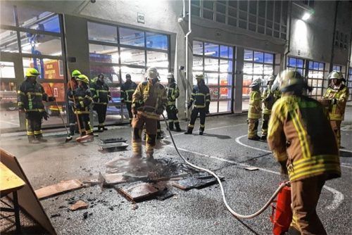 Vor dem Kolbermoorer Feuerwehrhaus: Einsatz erfolgreich ausgeführt. Fotos  re