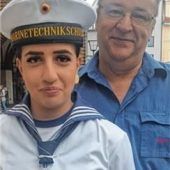 „Auf einem Schiff die Ferne genießen“