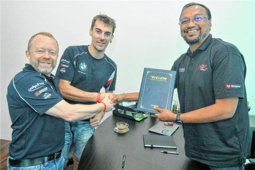 Vorfreude auf die neue Saison in der Asien-Meisterschaft: Werner Daemen, Markus Reiterberger und Bobie Farid, Teamchef des Onexox BMW TKKR Racing Teams (von links). Foto BMW Motorrad Motorsport