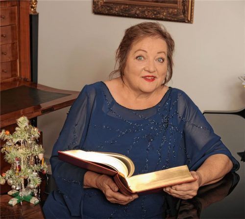 Vorlesungen mit Marianne Sägebrecht haben sowohl philosophische als auch humorvolle Seiten. Am 29. Dezember steht sie auf der KuKo-Bühne in Rosenheim. Im Stück „Der Brandner Kaspar und das ewig´Leben“ hat sie gleich eine Doppelrolle. Foto Nitschke