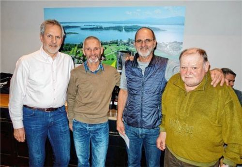Vorsitzender Christian Wöhrer (links) mit den Siegern des Ski-Club-Preisschafkopfens: Raimund Gmeiner, Hans Werndl und Ludwig Obholzer (von links). Foto Hötzelsperger