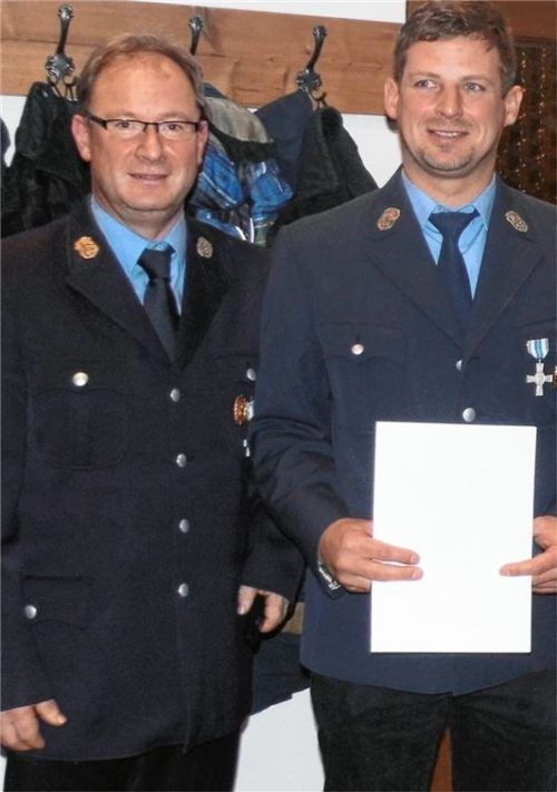 Vorsitzender Georg Donislreiter (links) ehrte Peter Ortmaier für dessen 25-jährige aktive Dienstzeit.Foto Fill