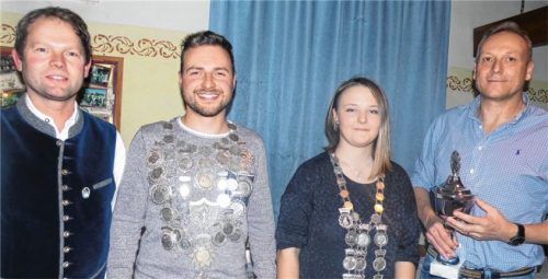 Vorsitzender Hans Haider mit den neuen Würdenträgern Sebastian Löw, Franziska Kiefl und Christian Scheitzeneder von den Pistolenschützen (von links).Foto fill