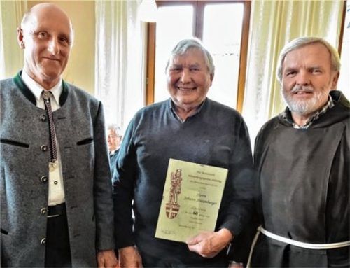 Vorsitzender Jakob Oberloher ehrt Hans Anzenberger für 60-jährige Mitgliedschaft gemeinsam mit Präses Bruder Georg Greimel (von links).Foto krell