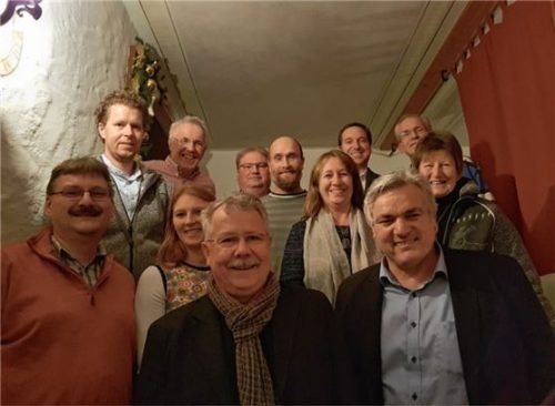 Vorsitzender Martin Schmid (vorne rechts) mit der neu gewählten Vorstandschaft des Bürgerforums Inntal.Foto re