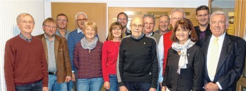 Vorsitzender Paul Dirnecker (Zweiter von links) und Bürgermeister Josef Fink (rechts) mit den Geehrten Josef Angerer, Konrad Hainzl, Wolfgang Hartinger, Rita Otter, Eleonore Kastl, Andreas Otter, Andreas Binsteiner, Ernst Fischbacher, Manfred Zimmer, Jürgen Zapf, Loni Manhart und Alexander Weiland (von links).Foto re