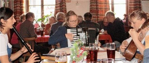 Vorweihnachtliche Stimmung beim VdK-Abschluss brachte die Gruppe „Dreierlei" mit einfühlsamen adventlichen Liedern. Foto Unterforsthuber