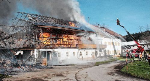 Während der Stall (links) komplett niedergebrannt ist, konnte die Feuerwehr den Wohnbereich (rechts) retten. Foto Reisner