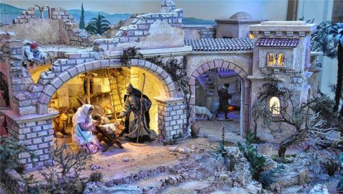 „Warum bewegt uns die Krippe und bringt uns derart zum Staunen?“, fragt Papst Franziskus in seinem kürzlich veröffentlichen Schreiben „Admirable signum“ in dem er sich zur Bedeutung des Werts der Weihnachtskrippe äußert. Seine Antwort: „Vor allem weil sie Gottes Zärtlichkeit offenbart“. Unser Bild zeigt die Weihnachtskirppe in der Pfarrkirche Prutting.Foto Schlecker