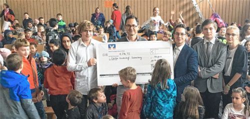 Was für ein schönes Weihnachtsgeschenk: Die Schülersprecher der Justus-von-Liebig-Schule – Tobias Peisker (links), Tim Krattenmacher, Philipp Leidlein und Emliy Hönig (ab Dritter von links) überreichen Hannes Klapos (Zweiter von links) 4400 Euro für die Kinder im Kinderdorf Irschenberg. Foto  Gerlach