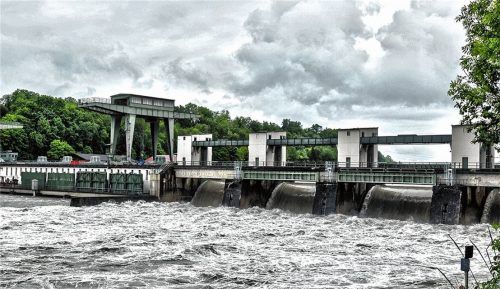Wasserkraft – ob wie im Bild vom schnellen Inn oder von einem der zahllosen kleinen Flüsse und Bäche im Landkreis – spielt bei den erneuerbaren Energien im Süden eine größere Rolle, als Windkraft. Die ist eher in Norddeutschland zu Hause. Foto  John Cater