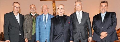 Wechsel im Vorstand: Diakon und Zweiter Vorsitzender Michael Sörgel, der neue Dritte Vorsitzende Max H. Nübel, sein Vorgänger Wolf Kutzbach, der scheidende Vorsitzende Hans-Jürgen Rippler und sein Nachfolger Volkmar Döring sowie Diakon Robert Münderlein (von links). Foto peter